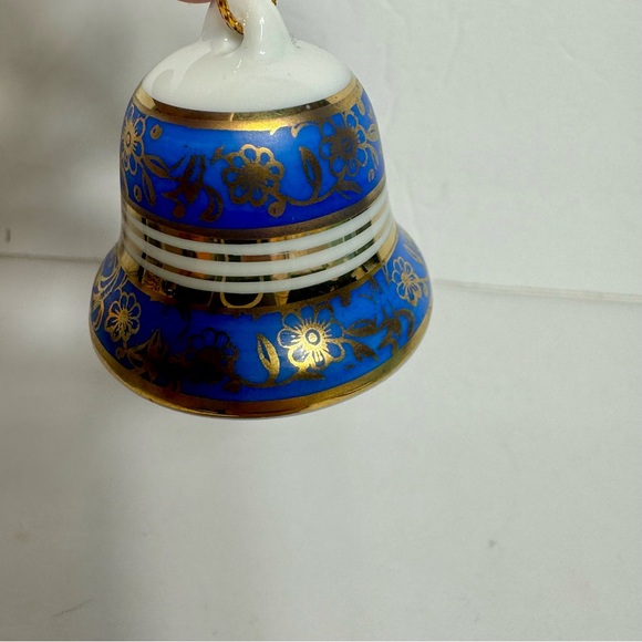 Vintage ceramic small bell ornament. Approx 1.25”H x 1.75” diameter - Picture 4 of 8